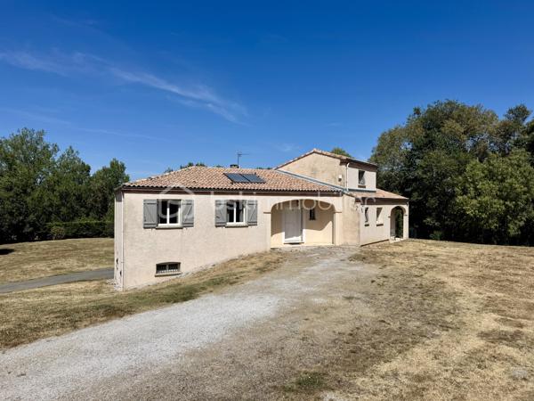 En exclusivité.

Découvrez cette belle demeure familiale de 148 m² habitables, construite en 2003, avec sous-sol complet, sur une parcelle de 4390 m², entièrement clôturée.

Dès l’entrée, vous découvrirez une vaste pièce de vie de 65 m², avec cuisine ouverte équipée, cellier, séjour et grand salon, ainsi qu’une mezzanine de 14 m². Cet espace traversant est baigné de lumière, avec une belle hauteur sous plafond, et donne sur les terrasses couvertes à l’avant et à l’arrière.

L’espace nuit comprend 3 chambres lumineuses (de 12 à 14,5 m²), avec placards, un WC séparé, et une grande salle de bain avec douche et baignoire.

Le sous-sol, complet, offre un espace modulable pour plusieurs véhicules et divers aménagements.

Côté technique : chauffage au sol par chaudière fioul, 5 unités de climatisation réversible, ballon thermodynamique avec panneaux photovoltaïques, menuiseries double vitrage, et assainissement tout-à-l’égout. Le portail et les portes de garage sont motorisés.

Prête à vivre, très bien entretenue, cette maison offre un cadre de vie agréable, avec un terrain qui se prête à de multiples aménagements selon vos projets.
Son emplacement offre un quotidien pratique, avec les services et commerces du village à portée de main et un accès rapide à Castres.

L'organisation des visites se fait au : 06.51.97.28.57