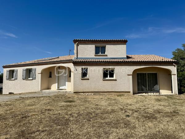 En exclusivité.

Découvrez cette belle demeure familiale de 148 m² habitables, construite en 2003, avec sous-sol complet, sur une parcelle de 4390 m², entièrement clôturée.

Dès l’entrée, vous découvrirez une vaste pièce de vie de 65 m², avec cuisine ouverte équipée, cellier, séjour et grand salon, ainsi qu’une mezzanine de 14 m². Cet espace traversant est baigné de lumière, avec une belle hauteur sous plafond, et donne sur les terrasses couvertes à l’avant et à l’arrière.

L’espace nuit comprend 3 chambres lumineuses (de 12 à 14,5 m²), avec placards, un WC séparé, et une grande salle de bain avec douche et baignoire.

Le sous-sol, complet, offre un espace modulable pour plusieurs véhicules et divers aménagements.

Côté technique : chauffage au sol par chaudière fioul, 5 unités de climatisation réversible, ballon thermodynamique avec panneaux photovoltaïques, menuiseries double vitrage, et assainissement tout-à-l’égout. Le portail et les portes de garage sont motorisés.

Prête à vivre, très bien entretenue, cette maison offre un cadre de vie agréable, avec un terrain qui se prête à de multiples aménagements selon vos projets.
Son emplacement offre un quotidien pratique, avec les services et commerces du village à portée de main et un accès rapide à Castres.

L'organisation des visites se fait au : 06.51.97.28.57