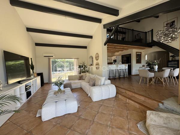 En exclusivité.

Découvrez cette belle demeure familiale de 148 m² habitables, construite en 2003, avec sous-sol complet, sur une parcelle de 4390 m², entièrement clôturée.

Dès l’entrée, vous découvrirez une vaste pièce de vie de 65 m², avec cuisine ouverte équipée, cellier, séjour et grand salon, ainsi qu’une mezzanine de 14 m². Cet espace traversant est baigné de lumière, avec une belle hauteur sous plafond, et donne sur les terrasses couvertes à l’avant et à l’arrière.

L’espace nuit comprend 3 chambres lumineuses (de 12 à 14,5 m²), avec placards, un WC séparé, et une grande salle de bain avec douche et baignoire.

Le sous-sol, complet, offre un espace modulable pour plusieurs véhicules et divers aménagements.

Côté technique : chauffage au sol par chaudière fioul, 5 unités de climatisation réversible, ballon thermodynamique avec panneaux photovoltaïques, menuiseries double vitrage, et assainissement tout-à-l’égout. Le portail et les portes de garage sont motorisés.

Prête à vivre, très bien entretenue, cette maison offre un cadre de vie agréable, avec un terrain qui se prête à de multiples aménagements selon vos projets.
Son emplacement offre un quotidien pratique, avec les services et commerces du village à portée de main et un accès rapide à Castres.

L'organisation des visites se fait au : 06.51.97.28.57