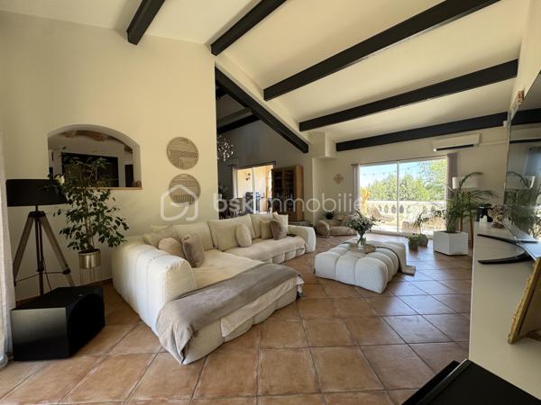 En exclusivité.

Découvrez cette belle demeure familiale de 148 m² habitables, construite en 2003, avec sous-sol complet, sur une parcelle de 4390 m², entièrement clôturée.

Dès l’entrée, vous découvrirez une vaste pièce de vie de 65 m², avec cuisine ouverte équipée, cellier, séjour et grand salon, ainsi qu’une mezzanine de 14 m². Cet espace traversant est baigné de lumière, avec une belle hauteur sous plafond, et donne sur les terrasses couvertes à l’avant et à l’arrière.

L’espace nuit comprend 3 chambres lumineuses (de 12 à 14,5 m²), avec placards, un WC séparé, et une grande salle de bain avec douche et baignoire.

Le sous-sol, complet, offre un espace modulable pour plusieurs véhicules et divers aménagements.

Côté technique : chauffage au sol par chaudière fioul, 5 unités de climatisation réversible, ballon thermodynamique avec panneaux photovoltaïques, menuiseries double vitrage, et assainissement tout-à-l’égout. Le portail et les portes de garage sont motorisés.

Prête à vivre, très bien entretenue, cette maison offre un cadre de vie agréable, avec un terrain qui se prête à de multiples aménagements selon vos projets.
Son emplacement offre un quotidien pratique, avec les services et commerces du village à portée de main et un accès rapide à Castres.

L'organisation des visites se fait au : 06.51.97.28.57