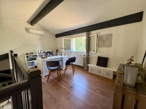 En exclusivité.

Découvrez cette belle demeure familiale de 148 m² habitables, construite en 2003, avec sous-sol complet, sur une parcelle de 4390 m², entièrement clôturée.

Dès l’entrée, vous découvrirez une vaste pièce de vie de 65 m², avec cuisine ouverte équipée, cellier, séjour et grand salon, ainsi qu’une mezzanine de 14 m². Cet espace traversant est baigné de lumière, avec une belle hauteur sous plafond, et donne sur les terrasses couvertes à l’avant et à l’arrière.

L’espace nuit comprend 3 chambres lumineuses (de 12 à 14,5 m²), avec placards, un WC séparé, et une grande salle de bain avec douche et baignoire.

Le sous-sol, complet, offre un espace modulable pour plusieurs véhicules et divers aménagements.

Côté technique : chauffage au sol par chaudière fioul, 5 unités de climatisation réversible, ballon thermodynamique avec panneaux photovoltaïques, menuiseries double vitrage, et assainissement tout-à-l’égout. Le portail et les portes de garage sont motorisés.

Prête à vivre, très bien entretenue, cette maison offre un cadre de vie agréable, avec un terrain qui se prête à de multiples aménagements selon vos projets.
Son emplacement offre un quotidien pratique, avec les services et commerces du village à portée de main et un accès rapide à Castres.

L'organisation des visites se fait au : 06.51.97.28.57