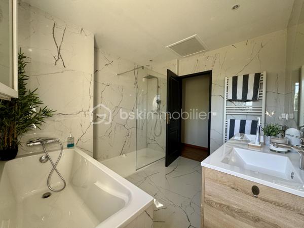 En exclusivité.

Découvrez cette belle demeure familiale de 148 m² habitables, construite en 2003, avec sous-sol complet, sur une parcelle de 4390 m², entièrement clôturée.

Dès l’entrée, vous découvrirez une vaste pièce de vie de 65 m², avec cuisine ouverte équipée, cellier, séjour et grand salon, ainsi qu’une mezzanine de 14 m². Cet espace traversant est baigné de lumière, avec une belle hauteur sous plafond, et donne sur les terrasses couvertes à l’avant et à l’arrière.

L’espace nuit comprend 3 chambres lumineuses (de 12 à 14,5 m²), avec placards, un WC séparé, et une grande salle de bain avec douche et baignoire.

Le sous-sol, complet, offre un espace modulable pour plusieurs véhicules et divers aménagements.

Côté technique : chauffage au sol par chaudière fioul, 5 unités de climatisation réversible, ballon thermodynamique avec panneaux photovoltaïques, menuiseries double vitrage, et assainissement tout-à-l’égout. Le portail et les portes de garage sont motorisés.

Prête à vivre, très bien entretenue, cette maison offre un cadre de vie agréable, avec un terrain qui se prête à de multiples aménagements selon vos projets.
Son emplacement offre un quotidien pratique, avec les services et commerces du village à portée de main et un accès rapide à Castres.

L'organisation des visites se fait au : 06.51.97.28.57