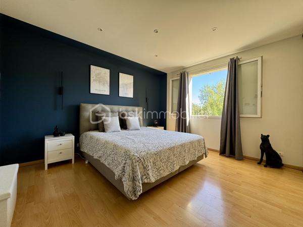 En exclusivité.

Découvrez cette belle demeure familiale de 148 m² habitables, construite en 2003, avec sous-sol complet, sur une parcelle de 4390 m², entièrement clôturée.

Dès l’entrée, vous découvrirez une vaste pièce de vie de 65 m², avec cuisine ouverte équipée, cellier, séjour et grand salon, ainsi qu’une mezzanine de 14 m². Cet espace traversant est baigné de lumière, avec une belle hauteur sous plafond, et donne sur les terrasses couvertes à l’avant et à l’arrière.

L’espace nuit comprend 3 chambres lumineuses (de 12 à 14,5 m²), avec placards, un WC séparé, et une grande salle de bain avec douche et baignoire.

Le sous-sol, complet, offre un espace modulable pour plusieurs véhicules et divers aménagements.

Côté technique : chauffage au sol par chaudière fioul, 5 unités de climatisation réversible, ballon thermodynamique avec panneaux photovoltaïques, menuiseries double vitrage, et assainissement tout-à-l’égout. Le portail et les portes de garage sont motorisés.

Prête à vivre, très bien entretenue, cette maison offre un cadre de vie agréable, avec un terrain qui se prête à de multiples aménagements selon vos projets.
Son emplacement offre un quotidien pratique, avec les services et commerces du village à portée de main et un accès rapide à Castres.

L'organisation des visites se fait au : 06.51.97.28.57