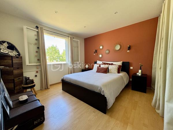 En exclusivité.

Découvrez cette belle demeure familiale de 148 m² habitables, construite en 2003, avec sous-sol complet, sur une parcelle de 4390 m², entièrement clôturée.

Dès l’entrée, vous découvrirez une vaste pièce de vie de 65 m², avec cuisine ouverte équipée, cellier, séjour et grand salon, ainsi qu’une mezzanine de 14 m². Cet espace traversant est baigné de lumière, avec une belle hauteur sous plafond, et donne sur les terrasses couvertes à l’avant et à l’arrière.

L’espace nuit comprend 3 chambres lumineuses (de 12 à 14,5 m²), avec placards, un WC séparé, et une grande salle de bain avec douche et baignoire.

Le sous-sol, complet, offre un espace modulable pour plusieurs véhicules et divers aménagements.

Côté technique : chauffage au sol par chaudière fioul, 5 unités de climatisation réversible, ballon thermodynamique avec panneaux photovoltaïques, menuiseries double vitrage, et assainissement tout-à-l’égout. Le portail et les portes de garage sont motorisés.

Prête à vivre, très bien entretenue, cette maison offre un cadre de vie agréable, avec un terrain qui se prête à de multiples aménagements selon vos projets.
Son emplacement offre un quotidien pratique, avec les services et commerces du village à portée de main et un accès rapide à Castres.

L'organisation des visites se fait au : 06.51.97.28.57