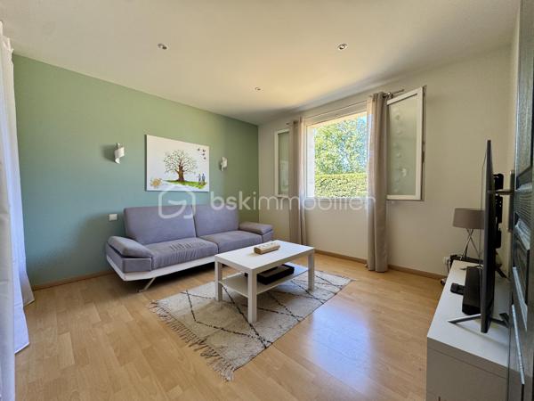 En exclusivité.

Découvrez cette belle demeure familiale de 148 m² habitables, construite en 2003, avec sous-sol complet, sur une parcelle de 4390 m², entièrement clôturée.

Dès l’entrée, vous découvrirez une vaste pièce de vie de 65 m², avec cuisine ouverte équipée, cellier, séjour et grand salon, ainsi qu’une mezzanine de 14 m². Cet espace traversant est baigné de lumière, avec une belle hauteur sous plafond, et donne sur les terrasses couvertes à l’avant et à l’arrière.

L’espace nuit comprend 3 chambres lumineuses (de 12 à 14,5 m²), avec placards, un WC séparé, et une grande salle de bain avec douche et baignoire.

Le sous-sol, complet, offre un espace modulable pour plusieurs véhicules et divers aménagements.

Côté technique : chauffage au sol par chaudière fioul, 5 unités de climatisation réversible, ballon thermodynamique avec panneaux photovoltaïques, menuiseries double vitrage, et assainissement tout-à-l’égout. Le portail et les portes de garage sont motorisés.

Prête à vivre, très bien entretenue, cette maison offre un cadre de vie agréable, avec un terrain qui se prête à de multiples aménagements selon vos projets.
Son emplacement offre un quotidien pratique, avec les services et commerces du village à portée de main et un accès rapide à Castres.

L'organisation des visites se fait au : 06.51.97.28.57