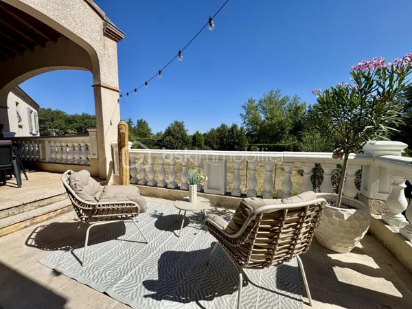 En exclusivité.

Découvrez cette belle demeure familiale de 148 m² habitables, construite en 2003, avec sous-sol complet, sur une parcelle de 4390 m², entièrement clôturée.

Dès l’entrée, vous découvrirez une vaste pièce de vie de 65 m², avec cuisine ouverte équipée, cellier, séjour et grand salon, ainsi qu’une mezzanine de 14 m². Cet espace traversant est baigné de lumière, avec une belle hauteur sous plafond, et donne sur les terrasses couvertes à l’avant et à l’arrière.

L’espace nuit comprend 3 chambres lumineuses (de 12 à 14,5 m²), avec placards, un WC séparé, et une grande salle de bain avec douche et baignoire.

Le sous-sol, complet, offre un espace modulable pour plusieurs véhicules et divers aménagements.

Côté technique : chauffage au sol par chaudière fioul, 5 unités de climatisation réversible, ballon thermodynamique avec panneaux photovoltaïques, menuiseries double vitrage, et assainissement tout-à-l’égout. Le portail et les portes de garage sont motorisés.

Prête à vivre, très bien entretenue, cette maison offre un cadre de vie agréable, avec un terrain qui se prête à de multiples aménagements selon vos projets.
Son emplacement offre un quotidien pratique, avec les services et commerces du village à portée de main et un accès rapide à Castres.

L'organisation des visites se fait au : 06.51.97.28.57