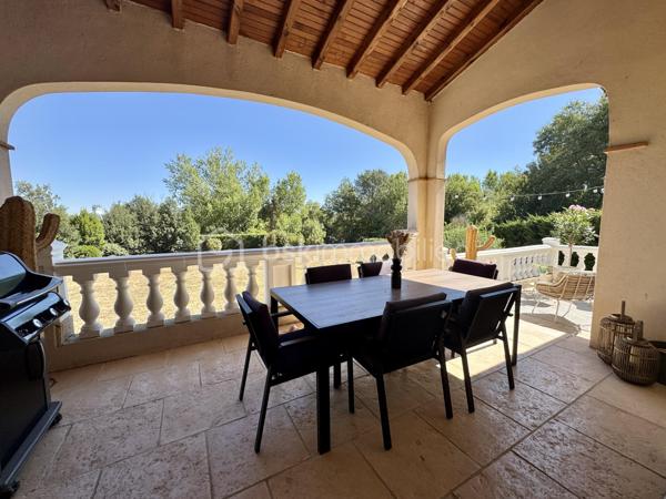 En exclusivité.

Découvrez cette belle demeure familiale de 148 m² habitables, construite en 2003, avec sous-sol complet, sur une parcelle de 4390 m², entièrement clôturée.

Dès l’entrée, vous découvrirez une vaste pièce de vie de 65 m², avec cuisine ouverte équipée, cellier, séjour et grand salon, ainsi qu’une mezzanine de 14 m². Cet espace traversant est baigné de lumière, avec une belle hauteur sous plafond, et donne sur les terrasses couvertes à l’avant et à l’arrière.

L’espace nuit comprend 3 chambres lumineuses (de 12 à 14,5 m²), avec placards, un WC séparé, et une grande salle de bain avec douche et baignoire.

Le sous-sol, complet, offre un espace modulable pour plusieurs véhicules et divers aménagements.

Côté technique : chauffage au sol par chaudière fioul, 5 unités de climatisation réversible, ballon thermodynamique avec panneaux photovoltaïques, menuiseries double vitrage, et assainissement tout-à-l’égout. Le portail et les portes de garage sont motorisés.

Prête à vivre, très bien entretenue, cette maison offre un cadre de vie agréable, avec un terrain qui se prête à de multiples aménagements selon vos projets.
Son emplacement offre un quotidien pratique, avec les services et commerces du village à portée de main et un accès rapide à Castres.

L'organisation des visites se fait au : 06.51.97.28.57