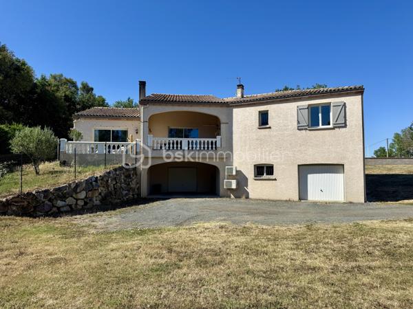 En exclusivité.

Découvrez cette belle demeure familiale de 148 m² habitables, construite en 2003, avec sous-sol complet, sur une parcelle de 4390 m², entièrement clôturée.

Dès l’entrée, vous découvrirez une vaste pièce de vie de 65 m², avec cuisine ouverte équipée, cellier, séjour et grand salon, ainsi qu’une mezzanine de 14 m². Cet espace traversant est baigné de lumière, avec une belle hauteur sous plafond, et donne sur les terrasses couvertes à l’avant et à l’arrière.

L’espace nuit comprend 3 chambres lumineuses (de 12 à 14,5 m²), avec placards, un WC séparé, et une grande salle de bain avec douche et baignoire.

Le sous-sol, complet, offre un espace modulable pour plusieurs véhicules et divers aménagements.

Côté technique : chauffage au sol par chaudière fioul, 5 unités de climatisation réversible, ballon thermodynamique avec panneaux photovoltaïques, menuiseries double vitrage, et assainissement tout-à-l’égout. Le portail et les portes de garage sont motorisés.

Prête à vivre, très bien entretenue, cette maison offre un cadre de vie agréable, avec un terrain qui se prête à de multiples aménagements selon vos projets.
Son emplacement offre un quotidien pratique, avec les services et commerces du village à portée de main et un accès rapide à Castres.

L'organisation des visites se fait au : 06.51.97.28.57