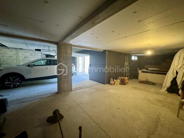 En exclusivité.

Découvrez cette belle demeure familiale de 148 m² habitables, construite en 2003, avec sous-sol complet, sur une parcelle de 4390 m², entièrement clôturée.

Dès l’entrée, vous découvrirez une vaste pièce de vie de 65 m², avec cuisine ouverte équipée, cellier, séjour et grand salon, ainsi qu’une mezzanine de 14 m². Cet espace traversant est baigné de lumière, avec une belle hauteur sous plafond, et donne sur les terrasses couvertes à l’avant et à l’arrière.

L’espace nuit comprend 3 chambres lumineuses (de 12 à 14,5 m²), avec placards, un WC séparé, et une grande salle de bain avec douche et baignoire.

Le sous-sol, complet, offre un espace modulable pour plusieurs véhicules et divers aménagements.

Côté technique : chauffage au sol par chaudière fioul, 5 unités de climatisation réversible, ballon thermodynamique avec panneaux photovoltaïques, menuiseries double vitrage, et assainissement tout-à-l’égout. Le portail et les portes de garage sont motorisés.

Prête à vivre, très bien entretenue, cette maison offre un cadre de vie agréable, avec un terrain qui se prête à de multiples aménagements selon vos projets.
Son emplacement offre un quotidien pratique, avec les services et commerces du village à portée de main et un accès rapide à Castres.

L'organisation des visites se fait au : 06.51.97.28.57