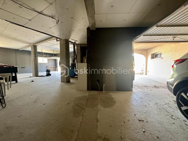 En exclusivité.

Découvrez cette belle demeure familiale de 148 m² habitables, construite en 2003, avec sous-sol complet, sur une parcelle de 4390 m², entièrement clôturée.

Dès l’entrée, vous découvrirez une vaste pièce de vie de 65 m², avec cuisine ouverte équipée, cellier, séjour et grand salon, ainsi qu’une mezzanine de 14 m². Cet espace traversant est baigné de lumière, avec une belle hauteur sous plafond, et donne sur les terrasses couvertes à l’avant et à l’arrière.

L’espace nuit comprend 3 chambres lumineuses (de 12 à 14,5 m²), avec placards, un WC séparé, et une grande salle de bain avec douche et baignoire.

Le sous-sol, complet, offre un espace modulable pour plusieurs véhicules et divers aménagements.

Côté technique : chauffage au sol par chaudière fioul, 5 unités de climatisation réversible, ballon thermodynamique avec panneaux photovoltaïques, menuiseries double vitrage, et assainissement tout-à-l’égout. Le portail et les portes de garage sont motorisés.

Prête à vivre, très bien entretenue, cette maison offre un cadre de vie agréable, avec un terrain qui se prête à de multiples aménagements selon vos projets.
Son emplacement offre un quotidien pratique, avec les services et commerces du village à portée de main et un accès rapide à Castres.

L'organisation des visites se fait au : 06.51.97.28.57