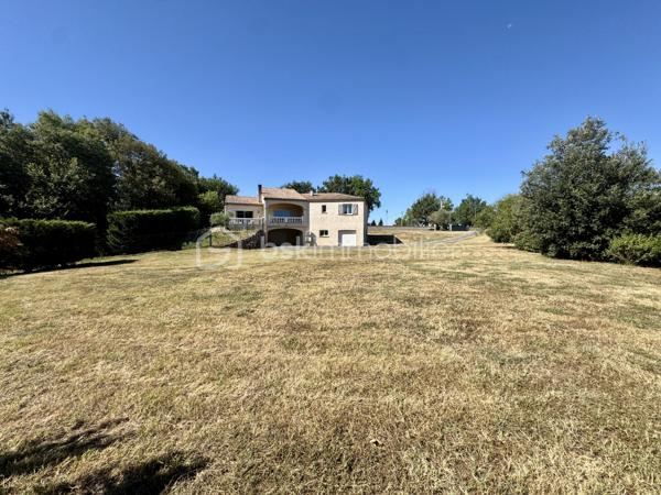 En exclusivité.

Découvrez cette belle demeure familiale de 148 m² habitables, construite en 2003, avec sous-sol complet, sur une parcelle de 4390 m², entièrement clôturée.

Dès l’entrée, vous découvrirez une vaste pièce de vie de 65 m², avec cuisine ouverte équipée, cellier, séjour et grand salon, ainsi qu’une mezzanine de 14 m². Cet espace traversant est baigné de lumière, avec une belle hauteur sous plafond, et donne sur les terrasses couvertes à l’avant et à l’arrière.

L’espace nuit comprend 3 chambres lumineuses (de 12 à 14,5 m²), avec placards, un WC séparé, et une grande salle de bain avec douche et baignoire.

Le sous-sol, complet, offre un espace modulable pour plusieurs véhicules et divers aménagements.

Côté technique : chauffage au sol par chaudière fioul, 5 unités de climatisation réversible, ballon thermodynamique avec panneaux photovoltaïques, menuiseries double vitrage, et assainissement tout-à-l’égout. Le portail et les portes de garage sont motorisés.

Prête à vivre, très bien entretenue, cette maison offre un cadre de vie agréable, avec un terrain qui se prête à de multiples aménagements selon vos projets.
Son emplacement offre un quotidien pratique, avec les services et commerces du village à portée de main et un accès rapide à Castres.

L'organisation des visites se fait au : 06.51.97.28.57