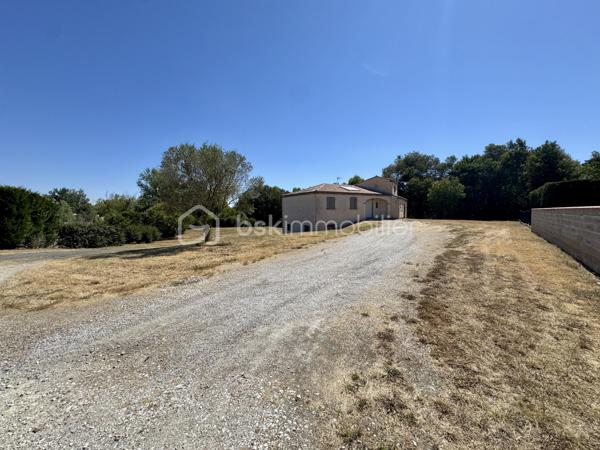 En exclusivité.

Découvrez cette belle demeure familiale de 148 m² habitables, construite en 2003, avec sous-sol complet, sur une parcelle de 4390 m², entièrement clôturée.

Dès l’entrée, vous découvrirez une vaste pièce de vie de 65 m², avec cuisine ouverte équipée, cellier, séjour et grand salon, ainsi qu’une mezzanine de 14 m². Cet espace traversant est baigné de lumière, avec une belle hauteur sous plafond, et donne sur les terrasses couvertes à l’avant et à l’arrière.

L’espace nuit comprend 3 chambres lumineuses (de 12 à 14,5 m²), avec placards, un WC séparé, et une grande salle de bain avec douche et baignoire.

Le sous-sol, complet, offre un espace modulable pour plusieurs véhicules et divers aménagements.

Côté technique : chauffage au sol par chaudière fioul, 5 unités de climatisation réversible, ballon thermodynamique avec panneaux photovoltaïques, menuiseries double vitrage, et assainissement tout-à-l’égout. Le portail et les portes de garage sont motorisés.

Prête à vivre, très bien entretenue, cette maison offre un cadre de vie agréable, avec un terrain qui se prête à de multiples aménagements selon vos projets.
Son emplacement offre un quotidien pratique, avec les services et commerces du village à portée de main et un accès rapide à Castres.

L'organisation des visites se fait au : 06.51.97.28.57