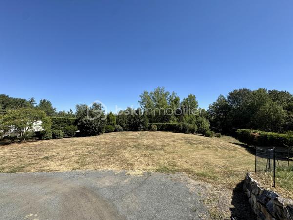 En exclusivité.

Découvrez cette belle demeure familiale de 148 m² habitables, construite en 2003, avec sous-sol complet, sur une parcelle de 4390 m², entièrement clôturée.

Dès l’entrée, vous découvrirez une vaste pièce de vie de 65 m², avec cuisine ouverte équipée, cellier, séjour et grand salon, ainsi qu’une mezzanine de 14 m². Cet espace traversant est baigné de lumière, avec une belle hauteur sous plafond, et donne sur les terrasses couvertes à l’avant et à l’arrière.

L’espace nuit comprend 3 chambres lumineuses (de 12 à 14,5 m²), avec placards, un WC séparé, et une grande salle de bain avec douche et baignoire.

Le sous-sol, complet, offre un espace modulable pour plusieurs véhicules et divers aménagements.

Côté technique : chauffage au sol par chaudière fioul, 5 unités de climatisation réversible, ballon thermodynamique avec panneaux photovoltaïques, menuiseries double vitrage, et assainissement tout-à-l’égout. Le portail et les portes de garage sont motorisés.

Prête à vivre, très bien entretenue, cette maison offre un cadre de vie agréable, avec un terrain qui se prête à de multiples aménagements selon vos projets.
Son emplacement offre un quotidien pratique, avec les services et commerces du village à portée de main et un accès rapide à Castres.

L'organisation des visites se fait au : 06.51.97.28.57