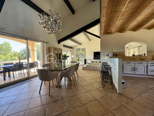 En exclusivité.

Découvrez cette belle demeure familiale de 148 m² habitables, construite en 2003, avec sous-sol complet, sur une parcelle de 4390 m², entièrement clôturée.

Dès l’entrée, vous découvrirez une vaste pièce de vie de 65 m², avec cuisine ouverte équipée, cellier, séjour et grand salon, ainsi qu’une mezzanine de 14 m². Cet espace traversant est baigné de lumière, avec une belle hauteur sous plafond, et donne sur les terrasses couvertes à l’avant et à l’arrière.

L’espace nuit comprend 3 chambres lumineuses (de 12 à 14,5 m²), avec placards, un WC séparé, et une grande salle de bain avec douche et baignoire.

Le sous-sol, complet, offre un espace modulable pour plusieurs véhicules et divers aménagements.

Côté technique : chauffage au sol par chaudière fioul, 5 unités de climatisation réversible, ballon thermodynamique avec panneaux photovoltaïques, menuiseries double vitrage, et assainissement tout-à-l’égout. Le portail et les portes de garage sont motorisés.

Prête à vivre, très bien entretenue, cette maison offre un cadre de vie agréable, avec un terrain qui se prête à de multiples aménagements selon vos projets.
Son emplacement offre un quotidien pratique, avec les services et commerces du village à portée de main et un accès rapide à Castres.

L'organisation des visites se fait au : 06.51.97.28.57