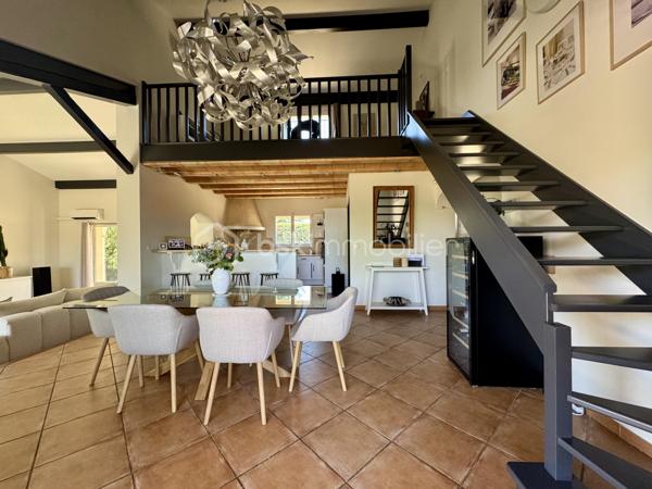 En exclusivité.

Découvrez cette belle demeure familiale de 148 m² habitables, construite en 2003, avec sous-sol complet, sur une parcelle de 4390 m², entièrement clôturée.

Dès l’entrée, vous découvrirez une vaste pièce de vie de 65 m², avec cuisine ouverte équipée, cellier, séjour et grand salon, ainsi qu’une mezzanine de 14 m². Cet espace traversant est baigné de lumière, avec une belle hauteur sous plafond, et donne sur les terrasses couvertes à l’avant et à l’arrière.

L’espace nuit comprend 3 chambres lumineuses (de 12 à 14,5 m²), avec placards, un WC séparé, et une grande salle de bain avec douche et baignoire.

Le sous-sol, complet, offre un espace modulable pour plusieurs véhicules et divers aménagements.

Côté technique : chauffage au sol par chaudière fioul, 5 unités de climatisation réversible, ballon thermodynamique avec panneaux photovoltaïques, menuiseries double vitrage, et assainissement tout-à-l’égout. Le portail et les portes de garage sont motorisés.

Prête à vivre, très bien entretenue, cette maison offre un cadre de vie agréable, avec un terrain qui se prête à de multiples aménagements selon vos projets.
Son emplacement offre un quotidien pratique, avec les services et commerces du village à portée de main et un accès rapide à Castres.

L'organisation des visites se fait au : 06.51.97.28.57