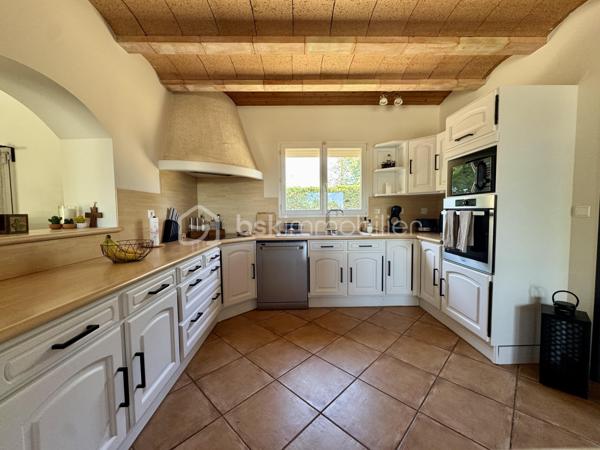 En exclusivité.

Découvrez cette belle demeure familiale de 148 m² habitables, construite en 2003, avec sous-sol complet, sur une parcelle de 4390 m², entièrement clôturée.

Dès l’entrée, vous découvrirez une vaste pièce de vie de 65 m², avec cuisine ouverte équipée, cellier, séjour et grand salon, ainsi qu’une mezzanine de 14 m². Cet espace traversant est baigné de lumière, avec une belle hauteur sous plafond, et donne sur les terrasses couvertes à l’avant et à l’arrière.

L’espace nuit comprend 3 chambres lumineuses (de 12 à 14,5 m²), avec placards, un WC séparé, et une grande salle de bain avec douche et baignoire.

Le sous-sol, complet, offre un espace modulable pour plusieurs véhicules et divers aménagements.

Côté technique : chauffage au sol par chaudière fioul, 5 unités de climatisation réversible, ballon thermodynamique avec panneaux photovoltaïques, menuiseries double vitrage, et assainissement tout-à-l’égout. Le portail et les portes de garage sont motorisés.

Prête à vivre, très bien entretenue, cette maison offre un cadre de vie agréable, avec un terrain qui se prête à de multiples aménagements selon vos projets.
Son emplacement offre un quotidien pratique, avec les services et commerces du village à portée de main et un accès rapide à Castres.

L'organisation des visites se fait au : 06.51.97.28.57