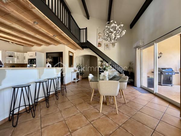 En exclusivité.

Découvrez cette belle demeure familiale de 148 m² habitables, construite en 2003, avec sous-sol complet, sur une parcelle de 4390 m², entièrement clôturée.

Dès l’entrée, vous découvrirez une vaste pièce de vie de 65 m², avec cuisine ouverte équipée, cellier, séjour et grand salon, ainsi qu’une mezzanine de 14 m². Cet espace traversant est baigné de lumière, avec une belle hauteur sous plafond, et donne sur les terrasses couvertes à l’avant et à l’arrière.

L’espace nuit comprend 3 chambres lumineuses (de 12 à 14,5 m²), avec placards, un WC séparé, et une grande salle de bain avec douche et baignoire.

Le sous-sol, complet, offre un espace modulable pour plusieurs véhicules et divers aménagements.

Côté technique : chauffage au sol par chaudière fioul, 5 unités de climatisation réversible, ballon thermodynamique avec panneaux photovoltaïques, menuiseries double vitrage, et assainissement tout-à-l’égout. Le portail et les portes de garage sont motorisés.

Prête à vivre, très bien entretenue, cette maison offre un cadre de vie agréable, avec un terrain qui se prête à de multiples aménagements selon vos projets.
Son emplacement offre un quotidien pratique, avec les services et commerces du village à portée de main et un accès rapide à Castres.

L'organisation des visites se fait au : 06.51.97.28.57