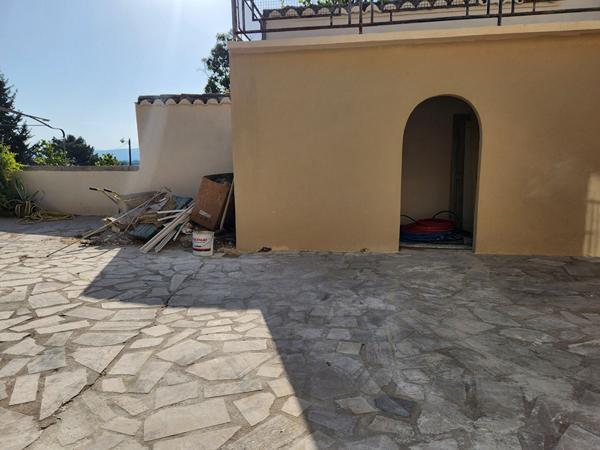 EXCLUSIVITE A LOUER A CHATEAUNEUF DE GADAGNE ENTRE AVIGNON ET L'ISLE SUR LA SORGUE - LOCAL D'ACTIVITE OU BUREAU PROFESSIONNEL - 49.9 m² de surface + Local de 16 m² + cour de 66 m² - PARKING A