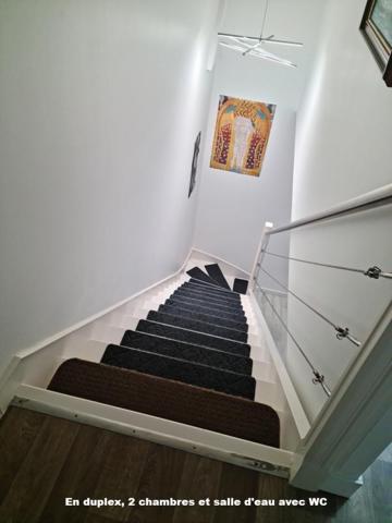 Ambiance "Maison" pour ce charmant duplex de 2 chambres avec parking extérieur sécurisé