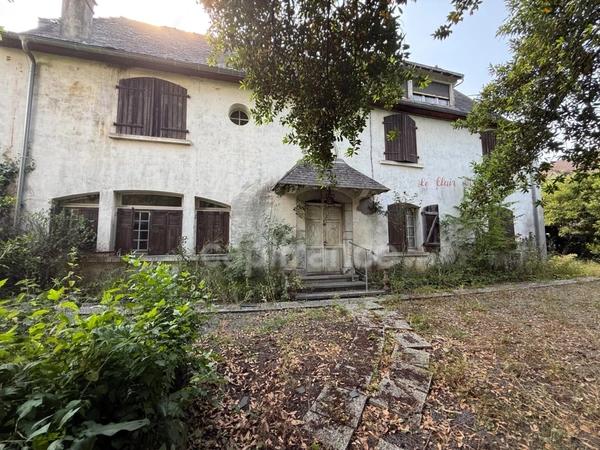Grande maison de 200 m²/habitables à rénover sur terrain clos