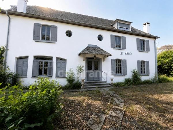 Grande maison de 200 m²/habitables à rénover sur terrain clos