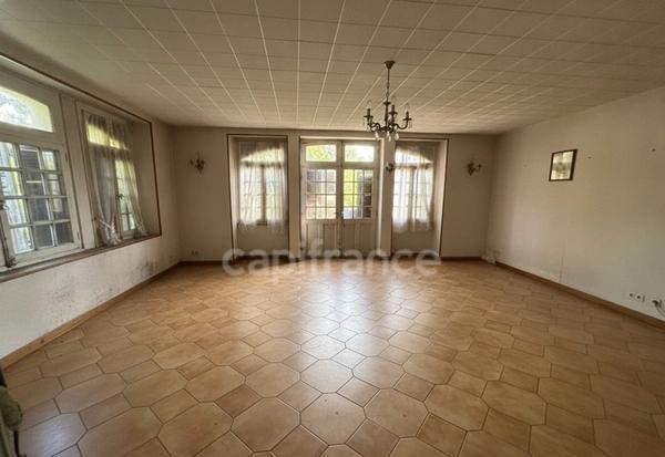 Grande maison de 200 m²/habitables à rénover sur terrain clos
