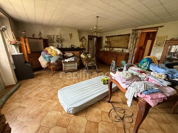 Grande maison de 200 m²/habitables à rénover sur terrain clos