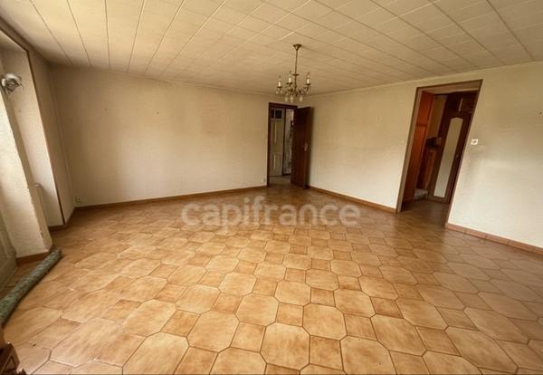 Grande maison de 200 m²/habitables à rénover sur terrain clos