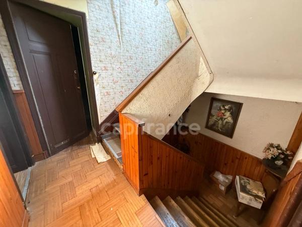 Grande maison de 200 m²/habitables à rénover sur terrain clos