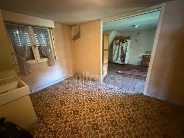 Grande maison de 200 m²/habitables à rénover sur terrain clos