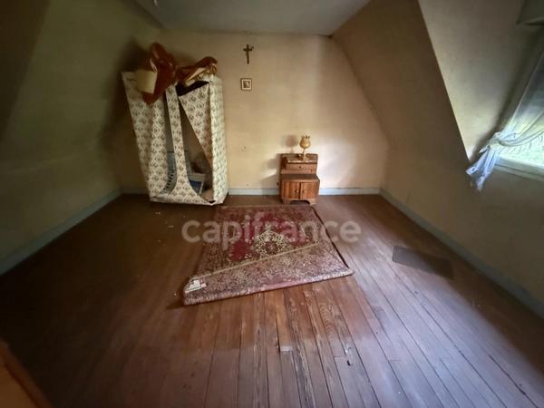 Grande maison de 200 m²/habitables à rénover sur terrain clos