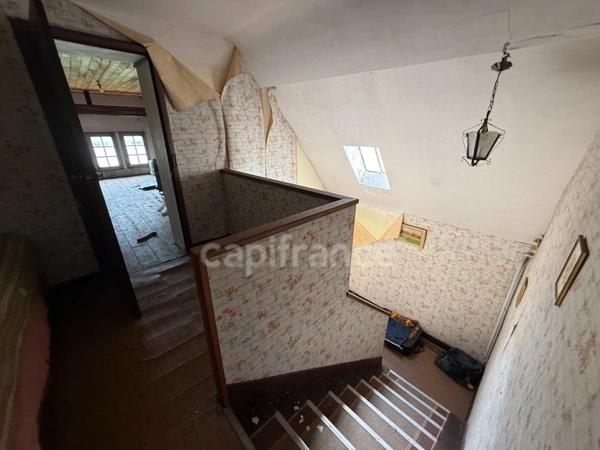 Grande maison de 200 m²/habitables à rénover sur terrain clos