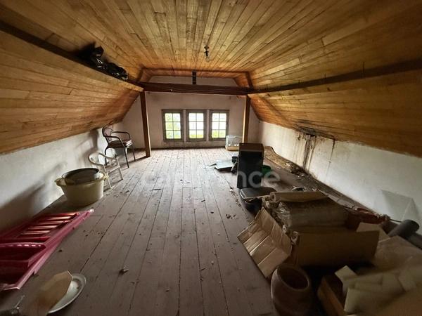 Grande maison de 200 m²/habitables à rénover sur terrain clos