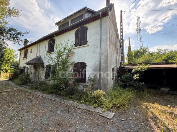 Grande maison de 200 m²/habitables à rénover sur terrain clos