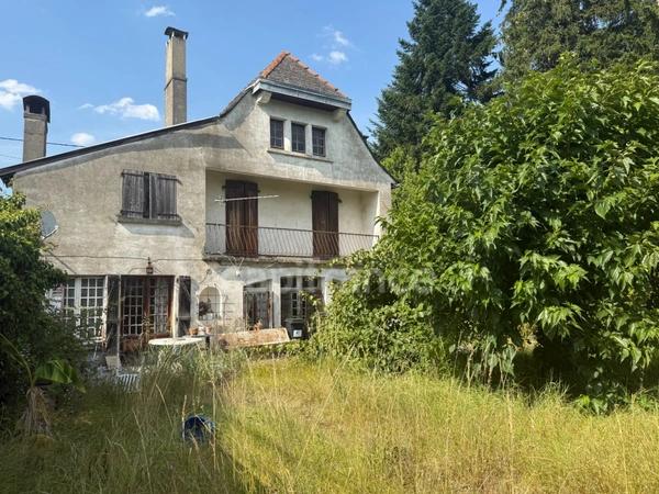 Grande maison de 200 m²/habitables à rénover sur terrain clos