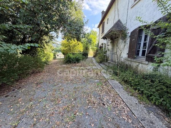 Grande maison de 200 m²/habitables à rénover sur terrain clos
