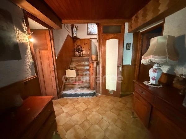 Grande maison de 200 m²/habitables à rénover sur terrain clos