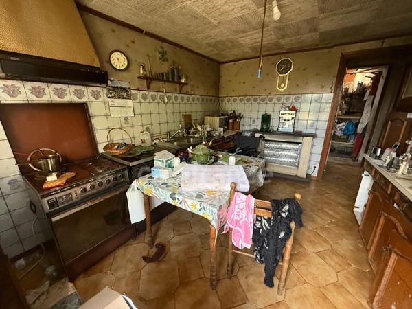 Grande maison de 200 m²/habitables à rénover sur terrain clos