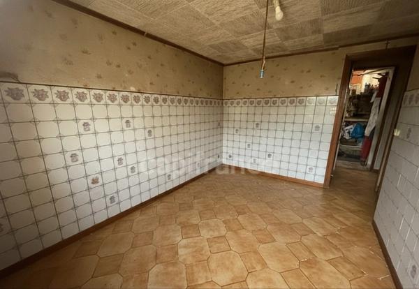Grande maison de 200 m²/habitables à rénover sur terrain clos