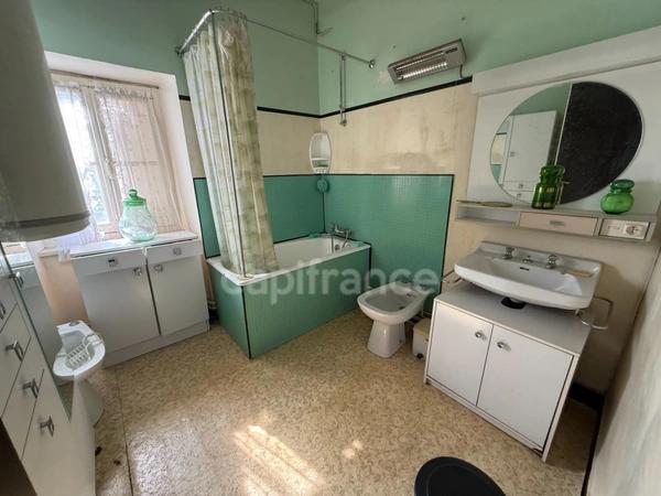 Grande maison de 200 m²/habitables à rénover sur terrain clos