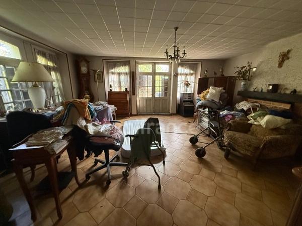 Grande maison de 200 m²/habitables à rénover sur terrain clos