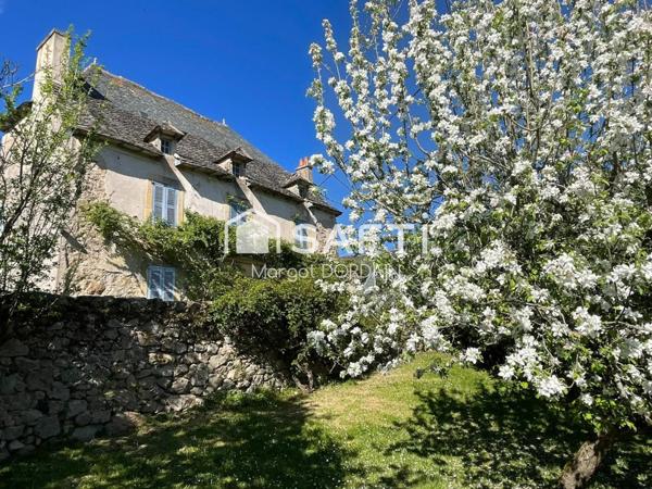 Maison de caractère au cœur d’un petit hameau situé à moins de 3km de Lanuéjouls, 20mn de Villefranche de Rouergue, 35mm de Figeac et 40mn des portes de Rodez.