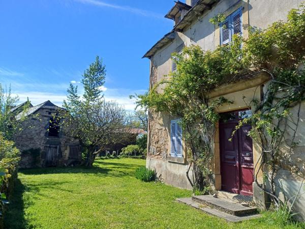 Maison de caractère au cœur d’un petit hameau situé à moins de 3km de Lanuéjouls, 20mn de Villefranche de Rouergue, 35mm de Figeac et 40mn des portes de Rodez.