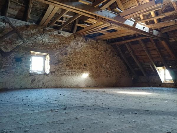 Maison de caractère au cœur d’un petit hameau situé à moins de 3km de Lanuéjouls, 20mn de Villefranche de Rouergue, 35mm de Figeac et 40mn des portes de Rodez.