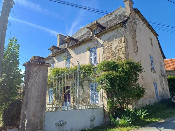 Maison de caractère au cœur d’un petit hameau situé à moins de 3km de Lanuéjouls, 20mn de Villefranche de Rouergue, 35mm de Figeac et 40mn des portes de Rodez.