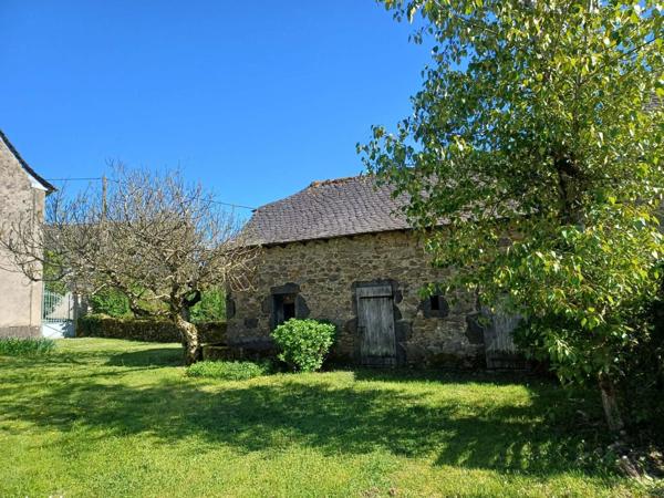 Maison de caractère au cœur d’un petit hameau situé à moins de 3km de Lanuéjouls, 20mn de Villefranche de Rouergue, 35mm de Figeac et 40mn des portes de Rodez.