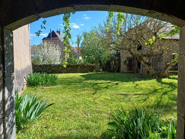 Maison de caractère au cœur d’un petit hameau situé à moins de 3km de Lanuéjouls, 20mn de Villefranche de Rouergue, 35mm de Figeac et 40mn des portes de Rodez.