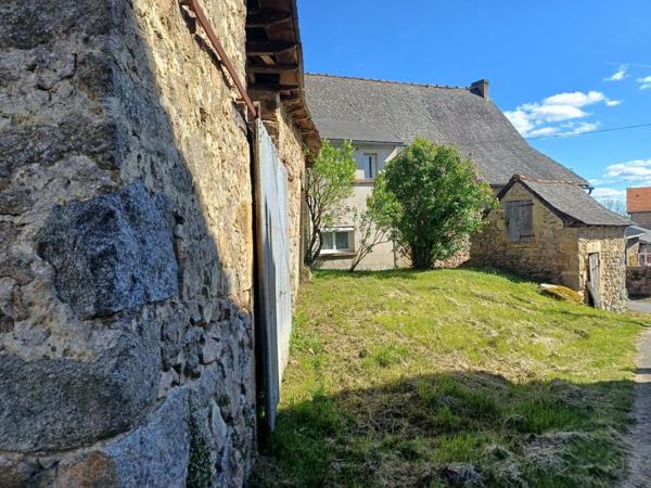 Maison de caractère au cœur d’un petit hameau situé à moins de 3km de Lanuéjouls, 20mn de Villefranche de Rouergue, 35mm de Figeac et 40mn des portes de Rodez.