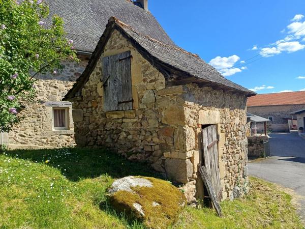 Maison de caractère au cœur d’un petit hameau situé à moins de 3km de Lanuéjouls, 20mn de Villefranche de Rouergue, 35mm de Figeac et 40mn des portes de Rodez.