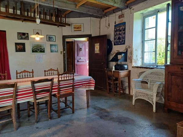 Maison de caractère au cœur d’un petit hameau situé à moins de 3km de Lanuéjouls, 20mn de Villefranche de Rouergue, 35mm de Figeac et 40mn des portes de Rodez.